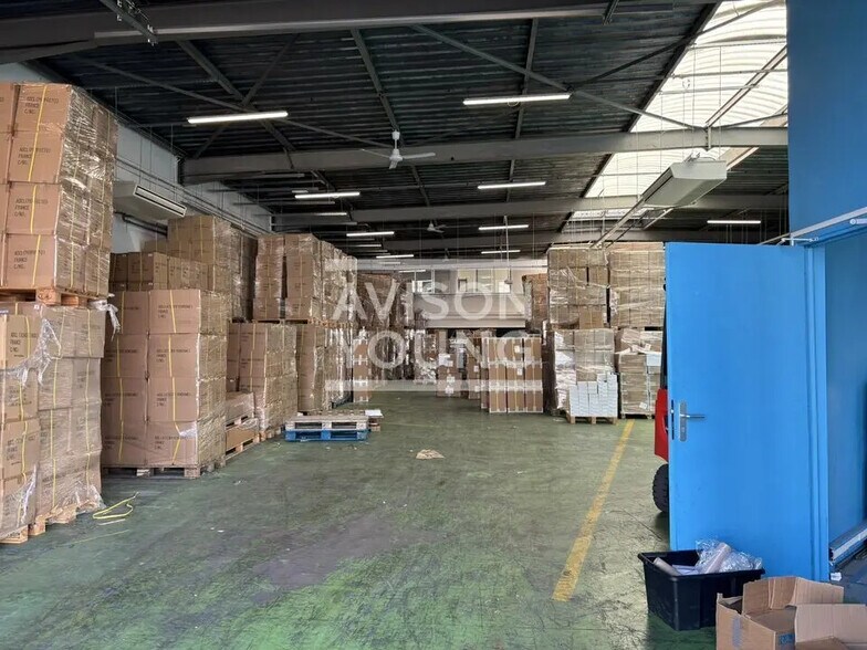 Flex in Montreuil for lease - Interior Photo - Image 2 of 6