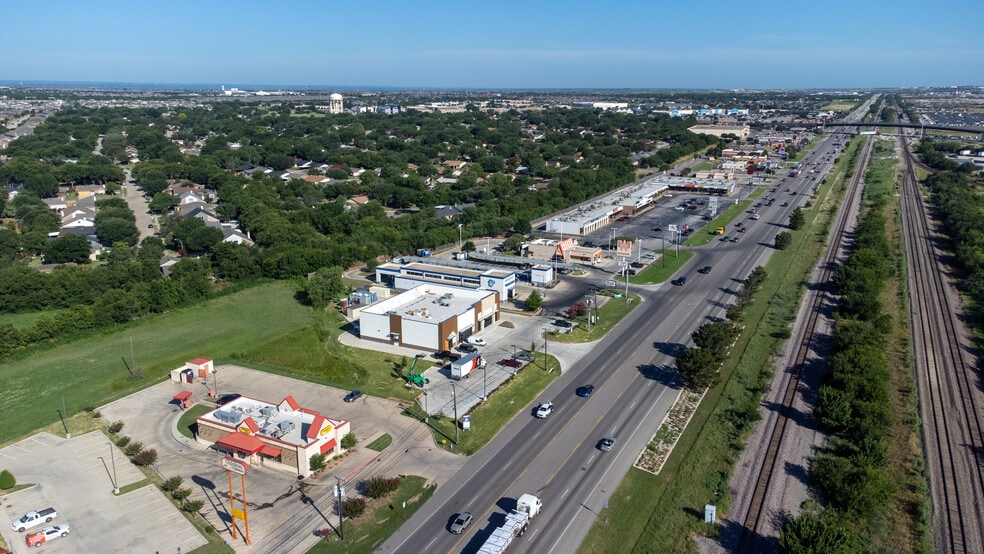 1005 N Saginaw Blvd, Saginaw, TX à louer - Photo du bâtiment - Image 3 de 6