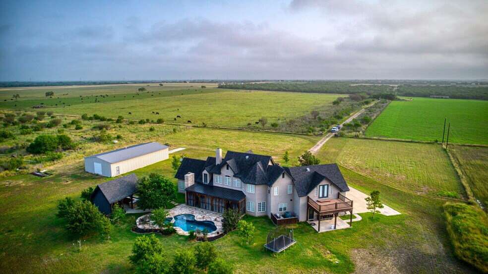 2538 County Road 223, Floresville, TX à vendre - Photo du bâtiment - Image 2 de 65