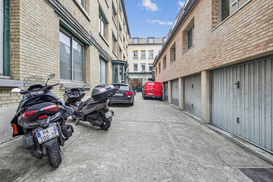 Immeuble residentiel dans Paris à vendre - Photo du bâtiment - Image 1 de 43