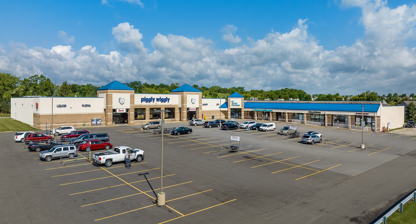 Essential Business Investment portefeuille de 4 propriétés à vendre sur LoopNet.ca Photo du bâtiment- Image 1 de 16