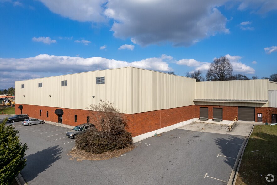 265 Castleberry Industrial Dr, Cumming, GA à louer - Photo du bâtiment - Image 1 de 13