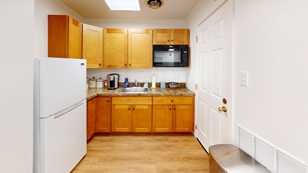 1242 West Chester Pike, West Chester, PA for lease - Interior Photo - Image 3 of 13