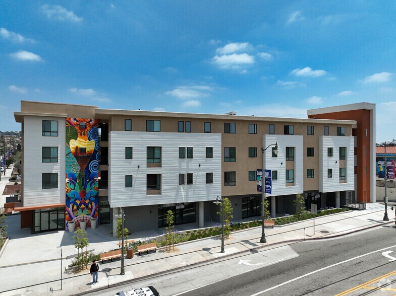 3401 E 1st St, Los Angeles, CA à louer - Photo du bâtiment - Image 3 de 8