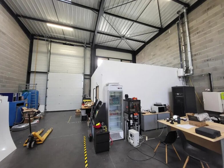 Flex in Meyzieu for lease - Interior Photo - Image 3 of 6