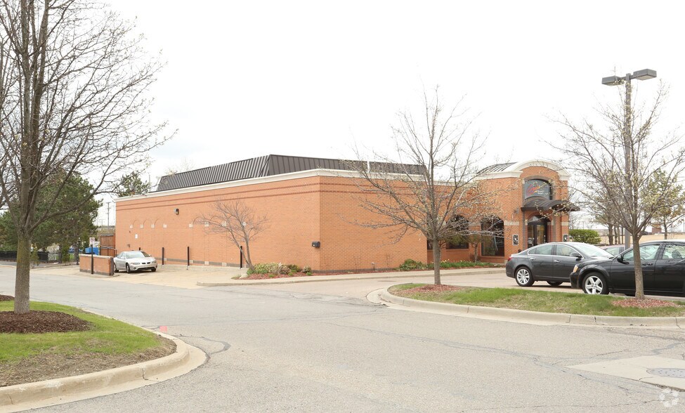 39550 W 7 Mile Rd, Northville, MI à vendre - Photo du bâtiment - Image 3 de 4