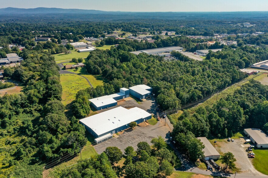144 Industrial Dr, Forest City, NC à louer - Photo du bâtiment - Image 3 de 42
