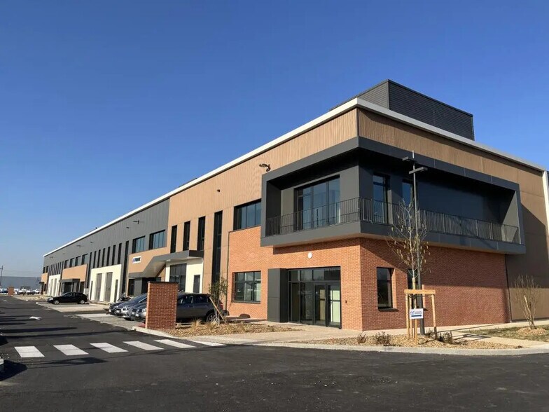 Flex dans Saint-Priest à louer - Photo du bâtiment - Image 2 de 7