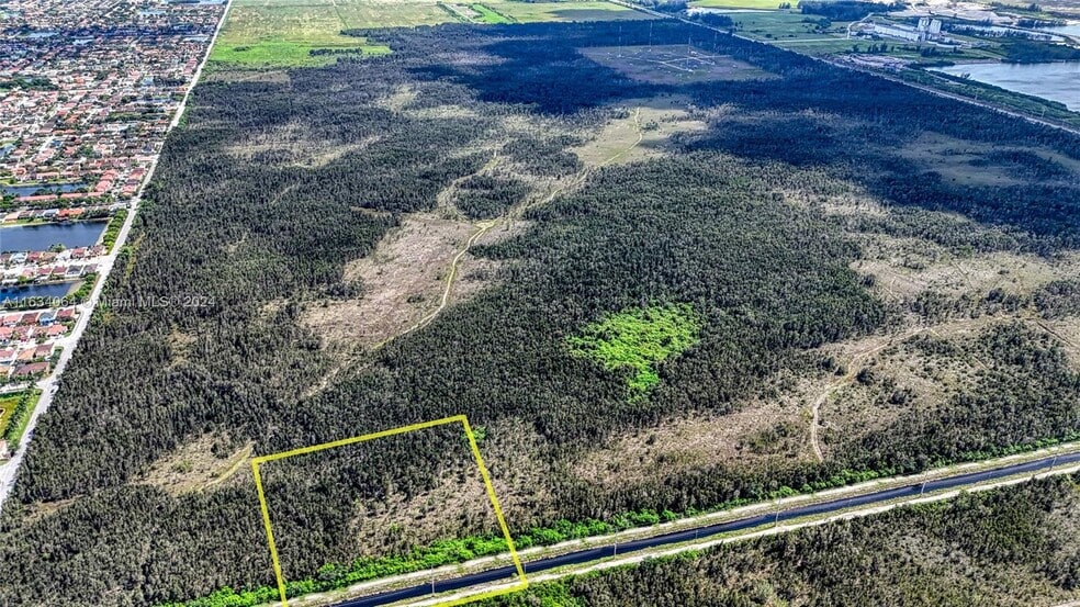 SW 42nd Ave, Miami, FL à vendre - Photo du bâtiment - Image 1 de 4