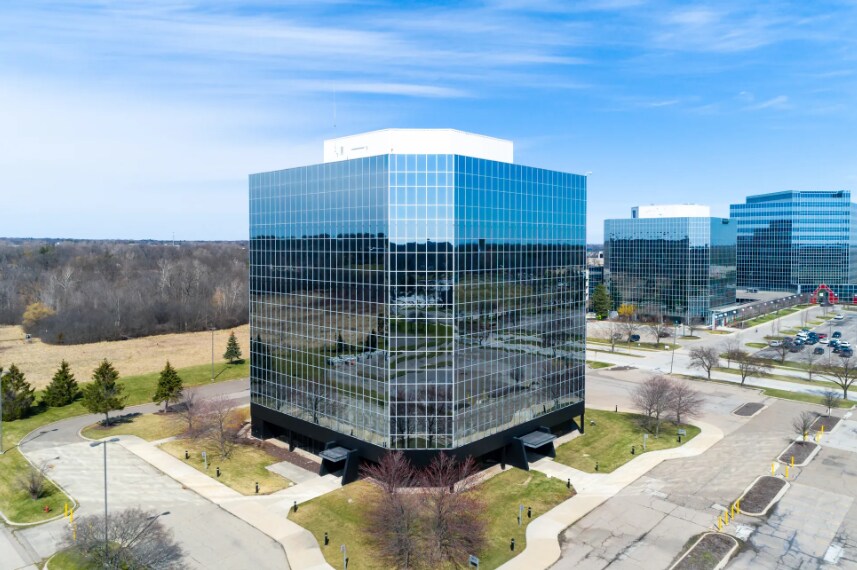 27350 W 11 Mile Rd, Southfield, MI à vendre - Photo du bâtiment - Image 1 de 11