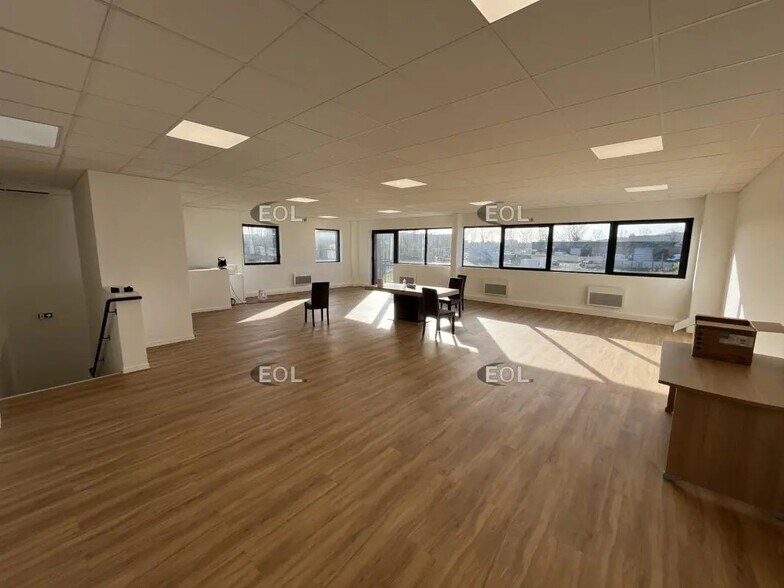 Flex in Plaisir for lease - Interior Photo - Image 3 of 7