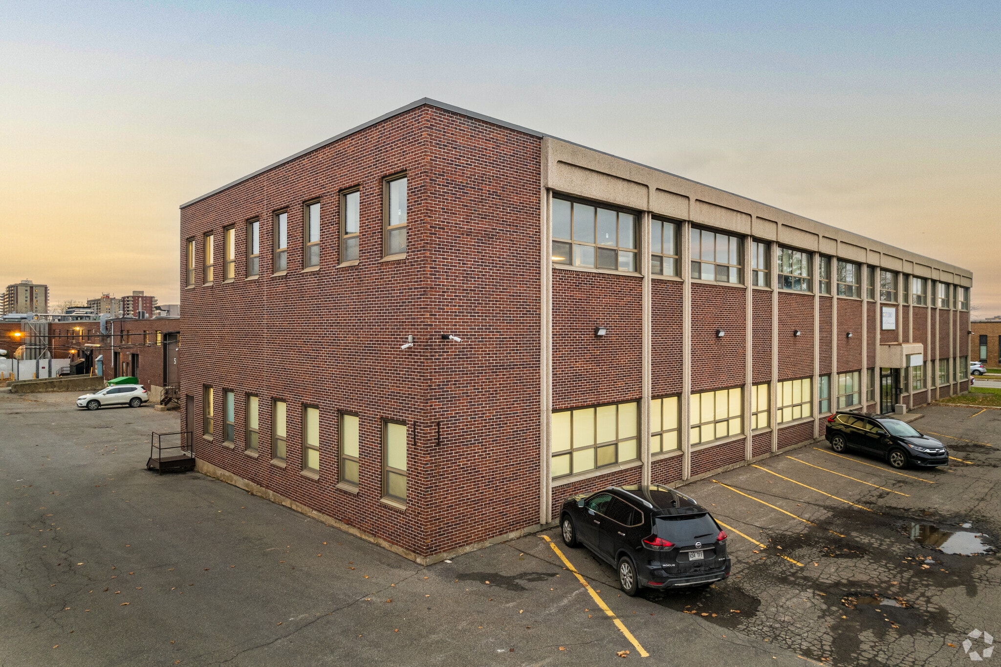 310-400 Boul Montpellier, Montréal, QC for lease Building Photo- Image 1 of 5