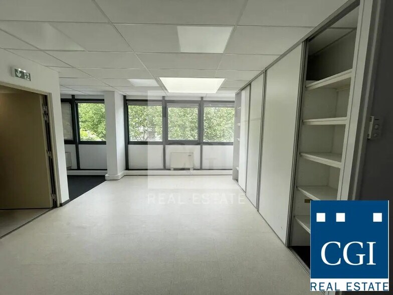 Bureau dans Échirolles à louer - Photo du bâtiment - Image 3 de 4