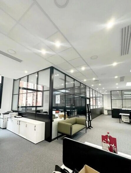Office in Levallois-Perret for lease - Interior Photo - Image 3 of 8