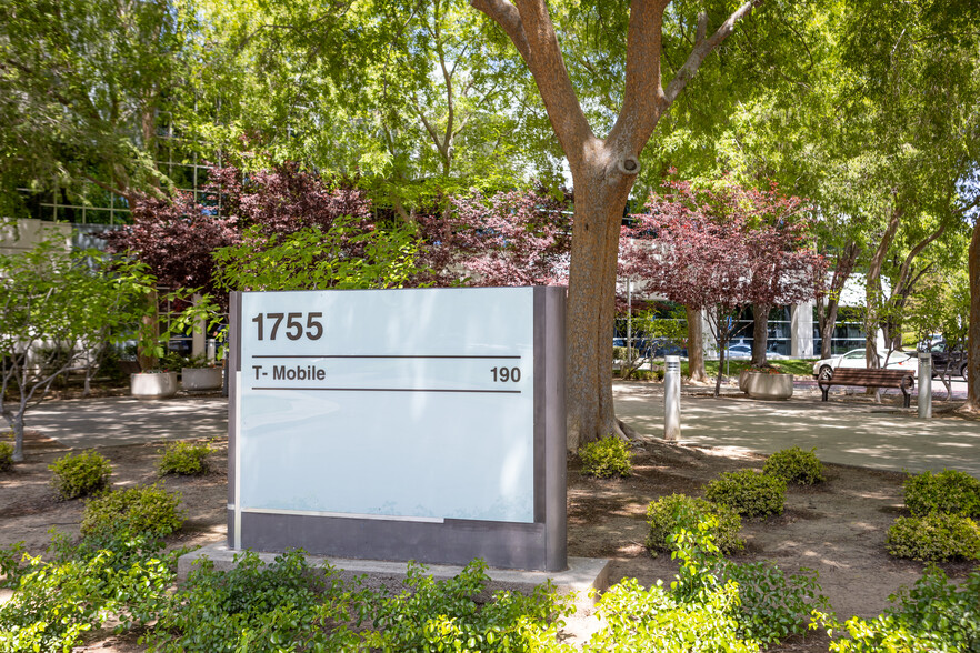 1755 Creekside Oaks Dr, Sacramento, CA for lease - Building Photo - Image 2 of 7