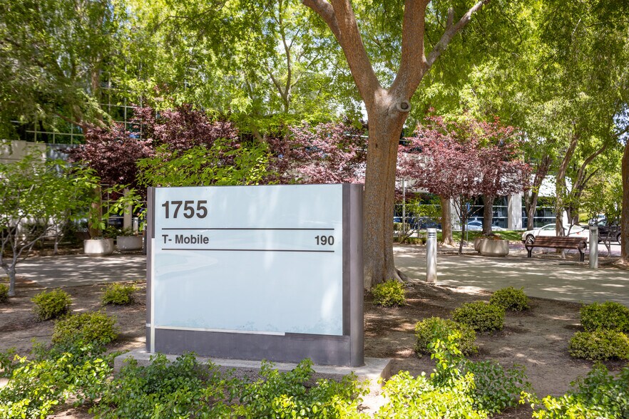 1755 Creekside Oaks Dr, Sacramento, CA à louer - Photo du bâtiment - Image 2 de 7