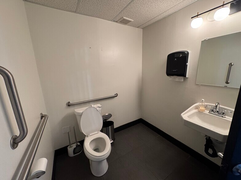 807 Fort Union Blvd, Midvale, UT à louer - Photo du bâtiment - Image 2 de 6