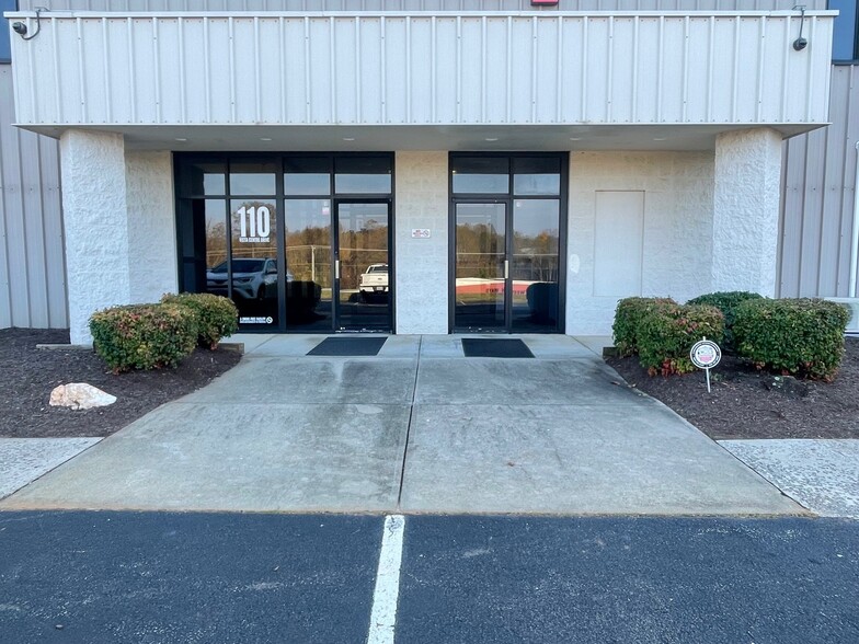 110 Vista Centre Dr, Forest, VA for lease - Building Photo - Image 1 of 7