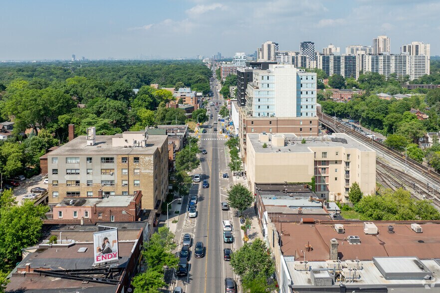 1618 Bloor St W, Toronto, ON à louer - Aérien - Image 2 de 2