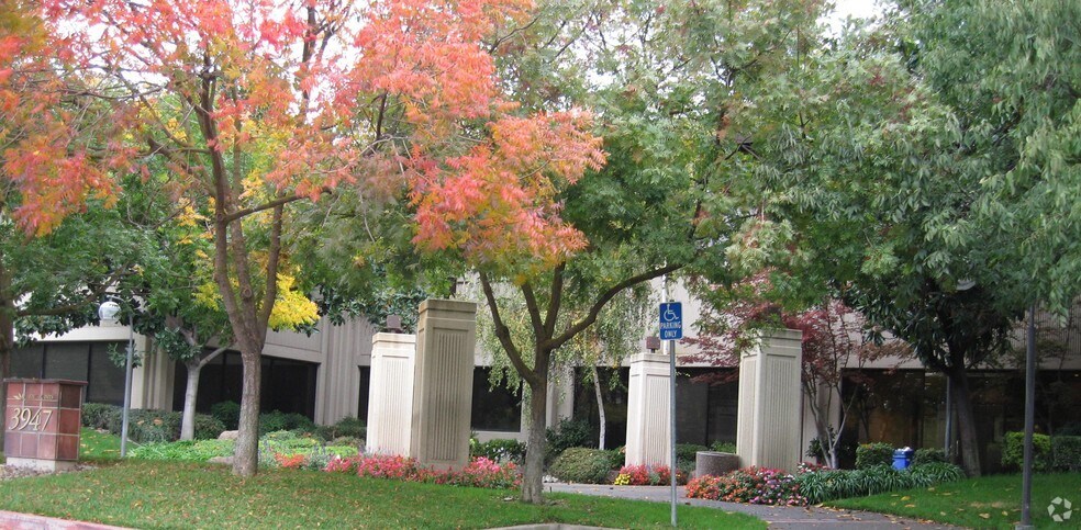 3947 Lennane Dr, Sacramento, CA à louer - Photo du bâtiment - Image 2 de 7