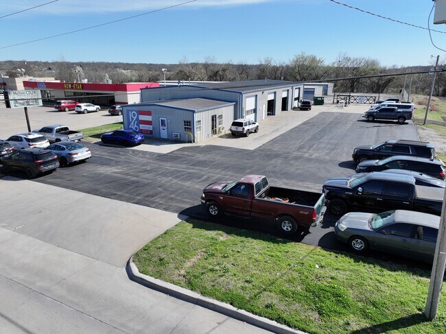 Plus de détails pour 1001 E Will Rogers Blvd, Claremore, OK - Local d'activités à louer