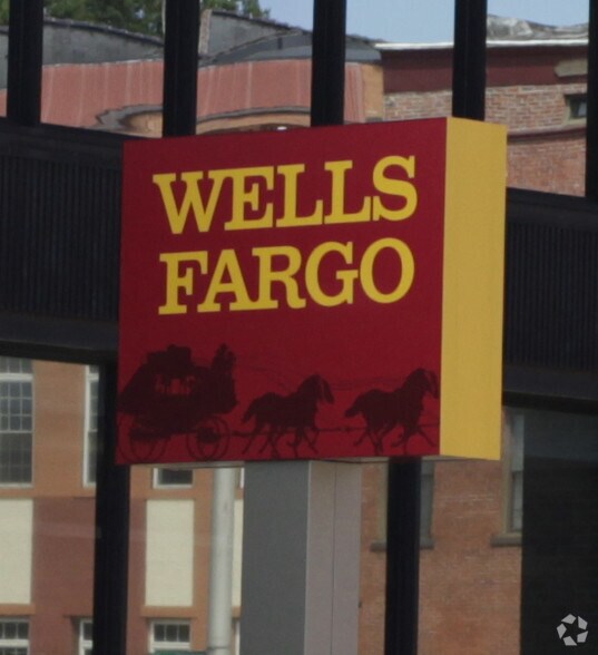 43 E Main St, Meriden, CT à louer - Photo du bâtiment - Image 2 de 7