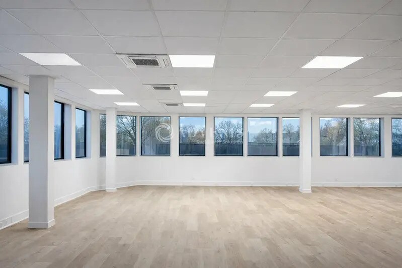 Office in Malakoff for lease - Interior Photo - Image 1 of 6