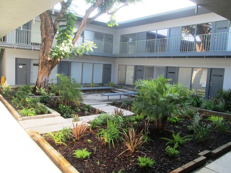 18645 Sherman Way, Reseda, CA à louer - Photo du bâtiment - Image 2 de 2