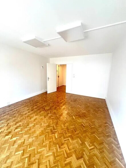 Office in Le Chesnay-Rocquencourt for lease - Interior Photo - Image 2 of 11