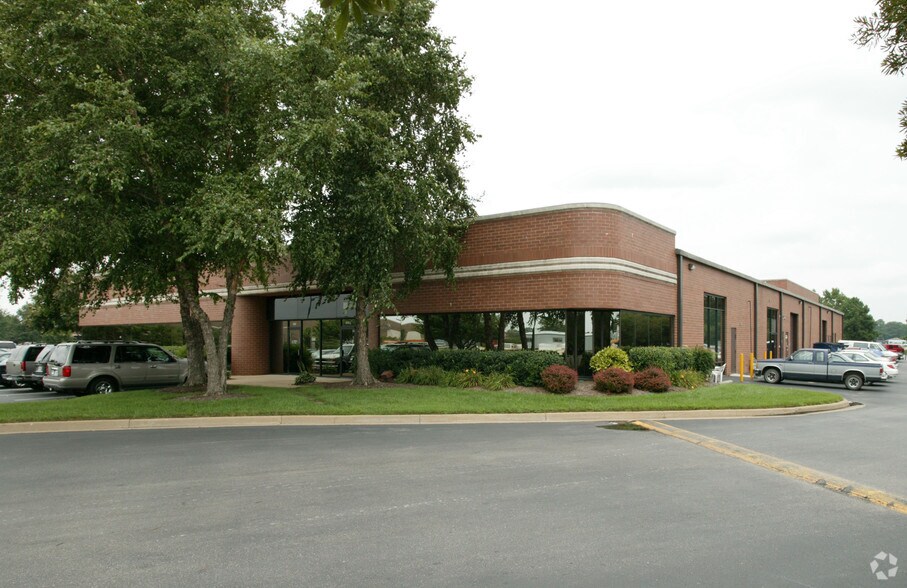 816 Greenbrier Cir, Chesapeake, VA à louer - Photo du bâtiment - Image 2 de 22