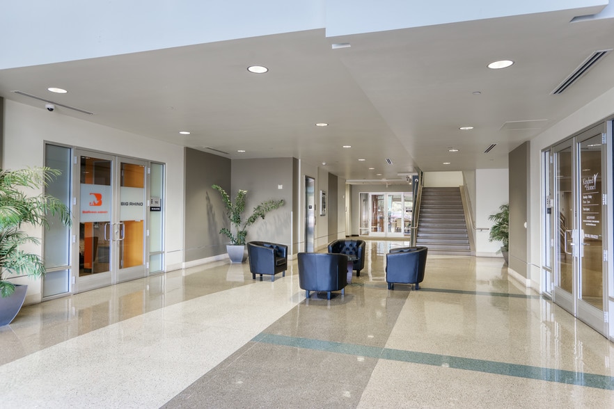 14050 N 83rd Ave, Peoria, AZ à louer - Photo intérieure - Image 2 de 29