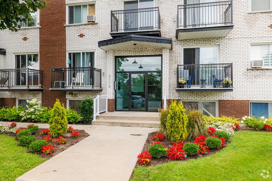 3165 Rue De Mont-Royal, Saint-hubert, QC for sale - Building Photo - Image 3 of 3