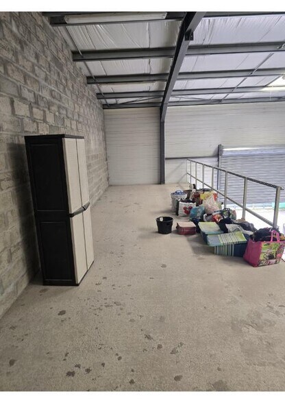 Flex in Eysines for lease - Interior Photo - Image 1 of 4