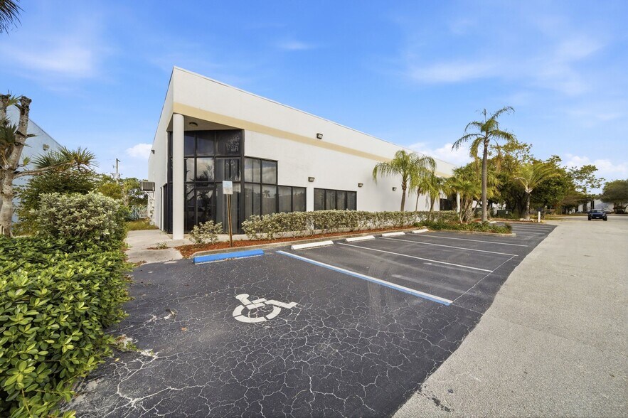 2891 NW 22nd Ter, Pompano Beach, FL à louer - Photo du bâtiment - Image 3 de 22