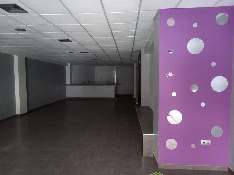 Retail in Elche, Alicante for lease - Interior Photo - Image 2 of 13