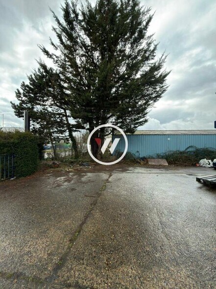 Flex dans Champagne-sur-Oise à louer - Photo du bâtiment - Image 3 de 8