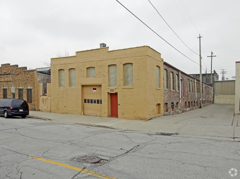 1425 N Vel R Phillips Ave, Milwaukee, WI for lease - Building Photo - Image 1 of 2