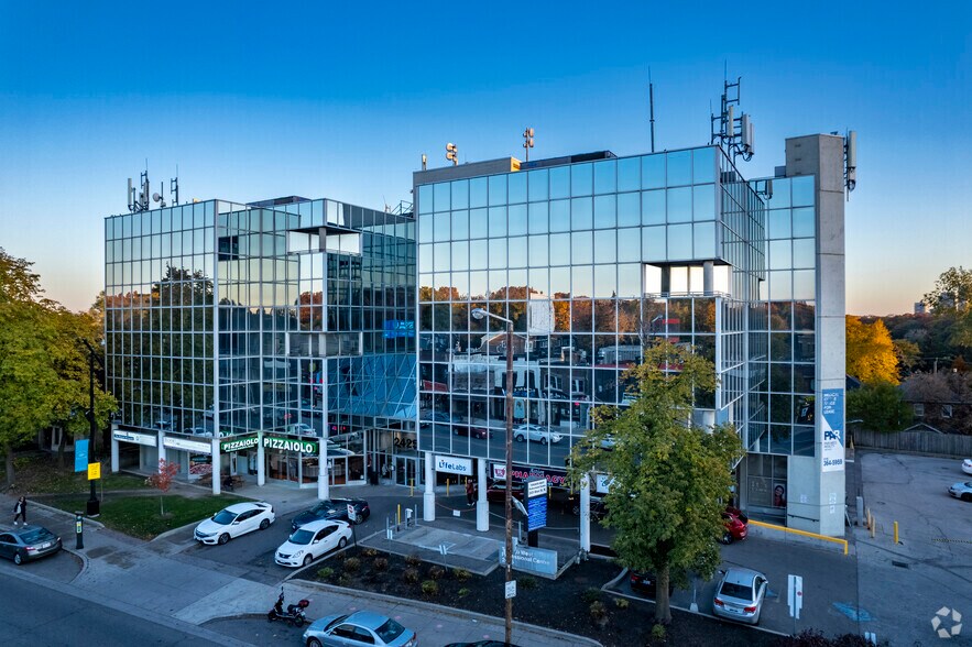 2425 Bloor St W, Toronto, ON à louer - Photo du bâtiment - Image 1 de 6