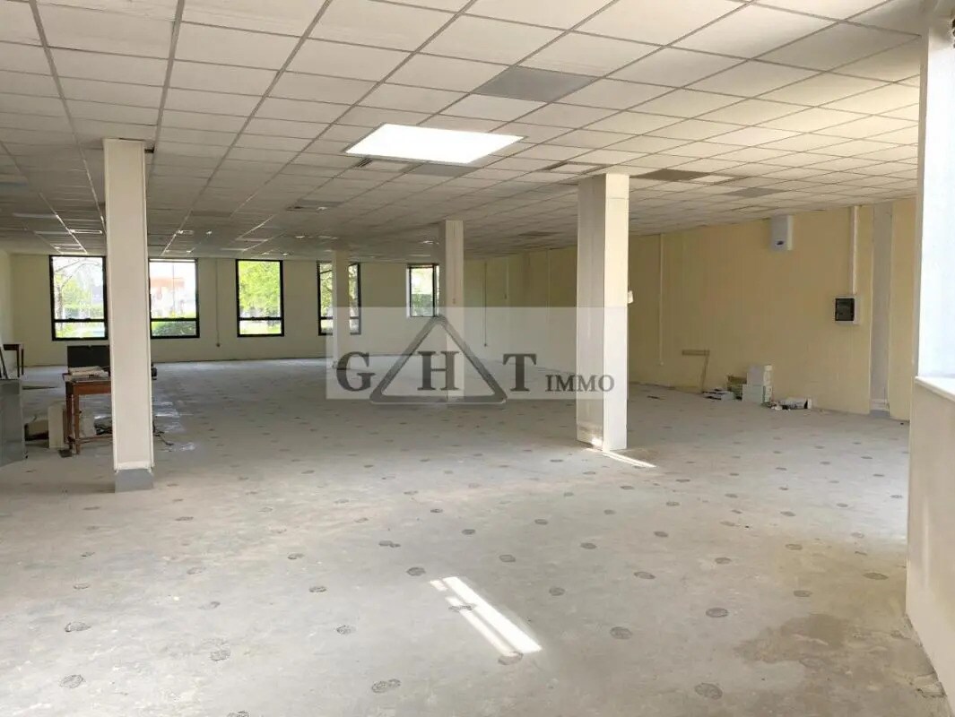 Industrial in Massy for lease Interior Photo- Image 1 of 4