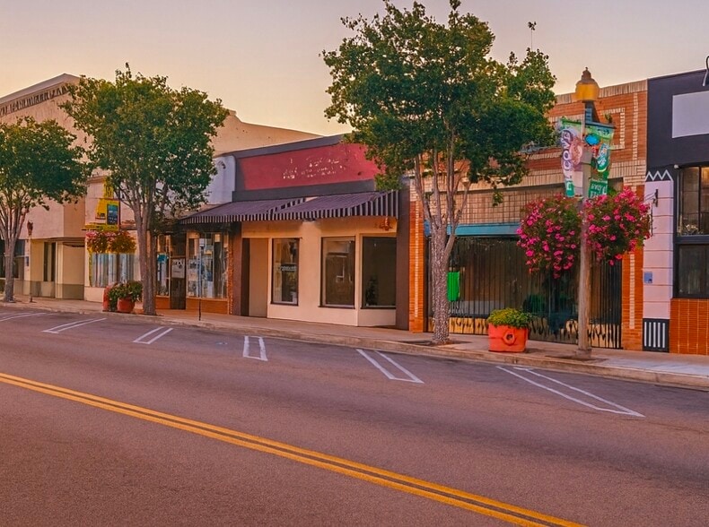 938 E Main St, Santa Paula, CA à vendre - Photo du bâtiment - Image 2 de 5