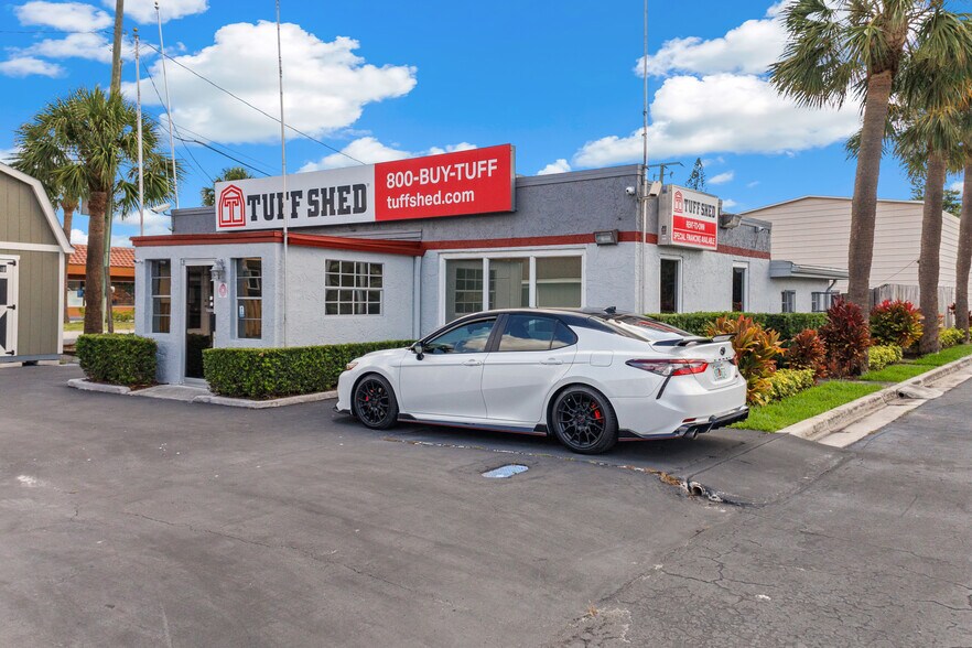 2402 S US Highway 1, Fort Pierce, FL à vendre - Photo du bâtiment - Image 2 de 12