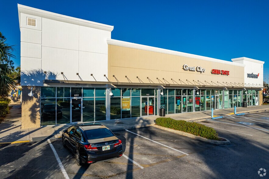 852-884 E Tarpon Ave, Tarpon Springs, FL for lease - Building Photo - Image 2 of 12