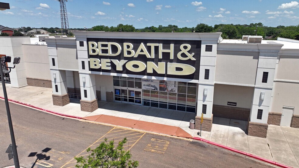 7808 NE Zac Lentz Pky, Victoria, TX à louer - Photo du bâtiment - Image 2 de 4