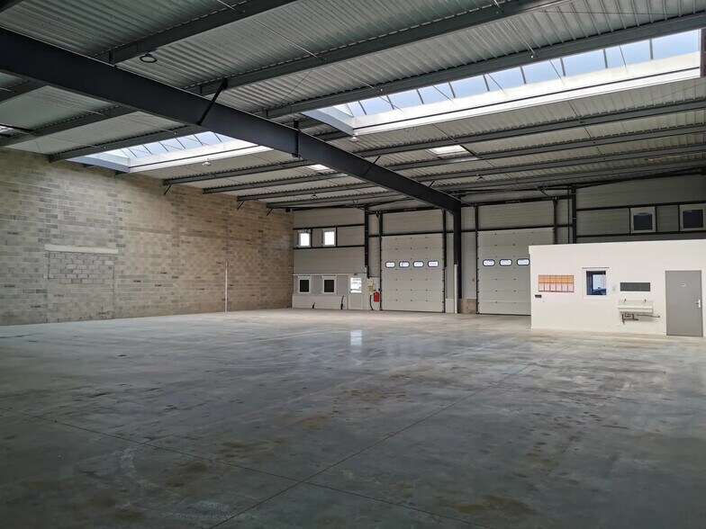Flex in Reims for lease - Building Photo - Image 3 of 11
