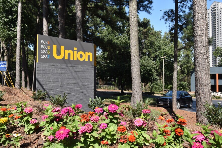 5883 Glenridge Dr NE, Atlanta, GA à louer - Photo du bâtiment - Image 3 de 16