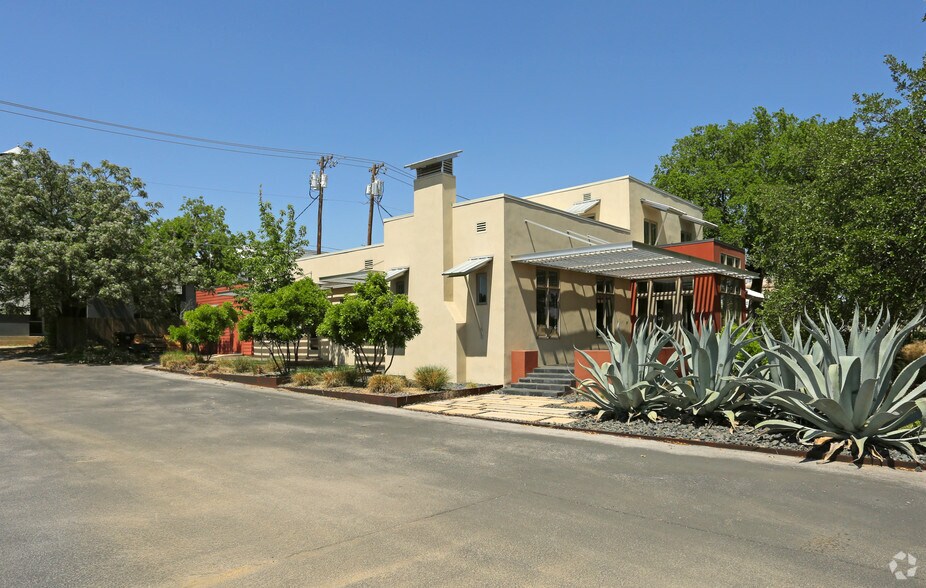 106 Bagdad Ave W, Round Rock, TX à louer - Photo du bâtiment - Image 3 de 31