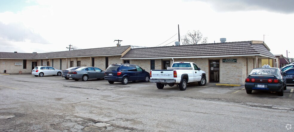 2021-2023 N Mays St, Round Rock, TX à louer - Photo du bâtiment - Image 2 de 5