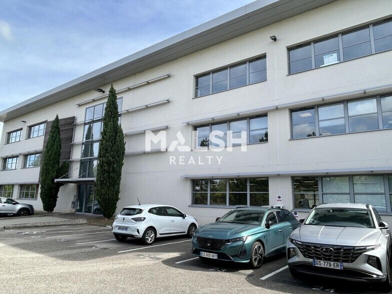 Office in Saint-Genis-Laval for lease - Building Photo - Image 1 of 12