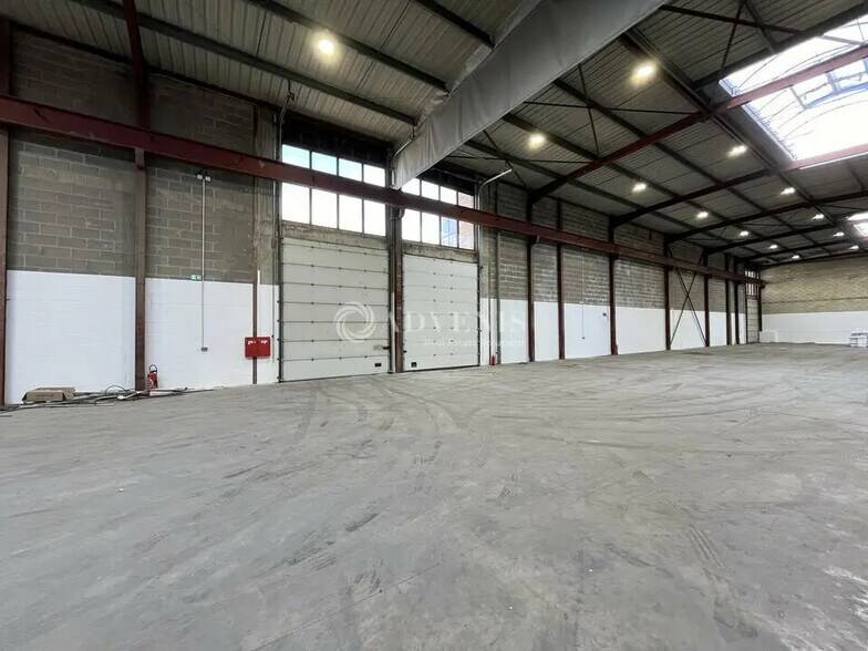 Flex in Le Thillay for lease - Building Photo - Image 2 of 10