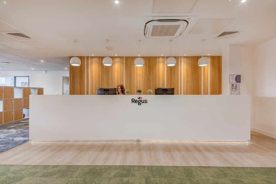 31-33 Worcester St, Gloucester for lease - Interior Photo - Image 2 of 10